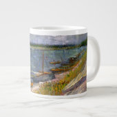 Fluss mit Ruderbooten von Vincent van Gogh Jumbo-Tasse (Vorderseite Rechts)