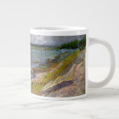 Fluss mit Ruderbooten von Vincent van Gogh Jumbo-Tasse (Rechts)