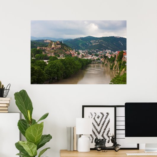Fluss Mt'kvari Flows, Tiflis Poster (Heimbüro)