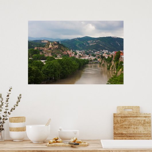 Fluss Mt'kvari Flows, Tiflis Poster (Küche)
