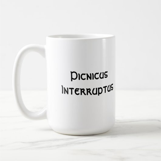 Fluss-Otter dringt Picknick-Verbreitung ein Kaffeetasse (Links)