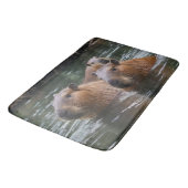 "Fluss Serenity: Capybaras schwimmen im Fluss" Badematte (Schrägansicht)