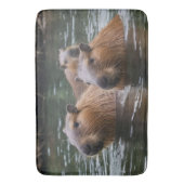 "Fluss Serenity: Capybaras schwimmen im Fluss" Badematte (Vorderseite Vertikal)