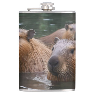 "Fluss Serenity: Capybaras Schwimmen im Fluss" Flachmann