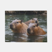 "Fluss Serenity: Capybaras schwimmen im Fluss" Fußmatte (Vorderseite)