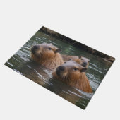 "Fluss Serenity: Capybaras schwimmen im Fluss" Fußmatte (Schrägansicht)