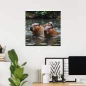 "Fluss Serenity: Capybaras schwimmen im Fluss" Poster (Heimbüro)
