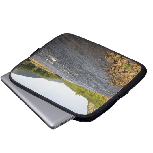 Fluss St. Marguerite in Parc du Saguenay. Laptopschutzhülle (Vorne Knopf)