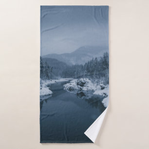 FLUSS UMGEBEN VON SCHNEE GEDECKTES FELD MIT PINE T BADEHANDTUCH
