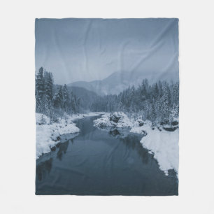 FLUSS UMGEBEN VON SCHNEE GEDECKTES FELD MIT PINE T FLEECEDECKE