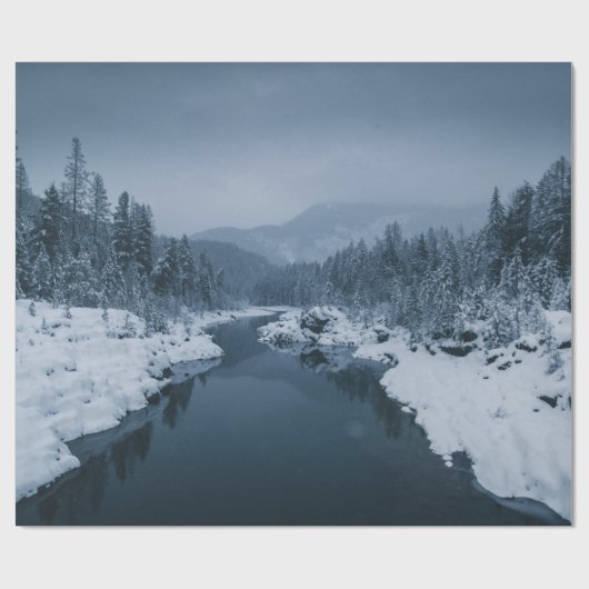 FLUSS UMGEBEN VON SCHNEE GEDECKTES FELD MIT PINE T GESCHENKPAPIER (Flach)