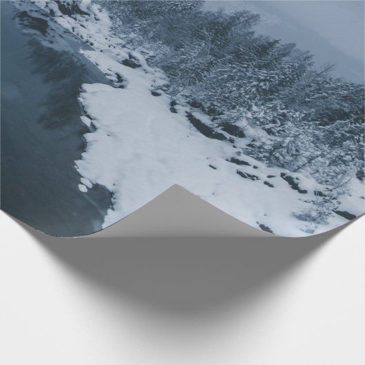 FLUSS UMGEBEN VON SCHNEE GEDECKTES FELD MIT PINE T GESCHENKPAPIER (Ecke)