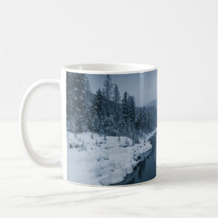 FLUSS UMGEBEN VON SCHNEE GEDECKTES FELD MIT PINE T KAFFEETASSE