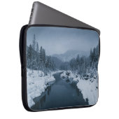 FLUSS UMGEBEN VON SCHNEE GEDECKTES FELD MIT PINE T LAPTOPSCHUTZHÜLLE (Vorne Rechts)