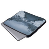 FLUSS UMGEBEN VON SCHNEE GEDECKTES FELD MIT PINE T LAPTOPSCHUTZHÜLLE (Vorne Knopf)
