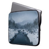 FLUSS UMGEBEN VON SCHNEE GEDECKTES FELD MIT PINE T LAPTOPSCHUTZHÜLLE (Vorderseite Links)