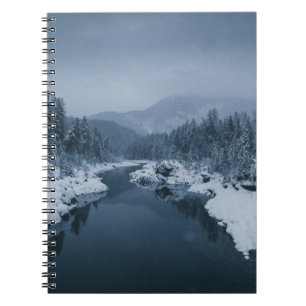 FLUSS UMGEBEN VON SCHNEE GEDECKTES FELD MIT PINE T NOTIZBLOCK