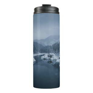 FLUSS UMGEBEN VON SCHNEE GEDECKTES FELD MIT PINE T THERMOSBECHER