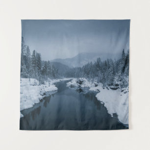 FLUSS UMGEBEN VON SCHNEE GEDECKTES FELD MIT PINE T WANDTEPPICH