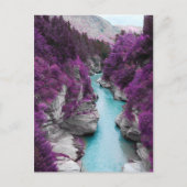 Fluss, violette Blumen und Felsen Postkarte (Vorderseite)