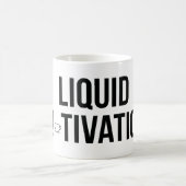 Flüssige Motivation Moderner Kaffeinsüchtiger  Kaffeetasse (Mittel)