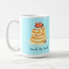 Flüssige Pfannkuchen mit Ahornsirup, Obst und Crem Kaffeetasse