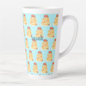 Flüssige Pfannkuchen mit Ahornsirup, Obst und Crem Milchtasse (Rechts)