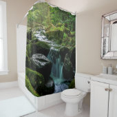 Flüssiger Nebenfluss, grüne moosige Felsen, Duschvorhang (Beispiel)