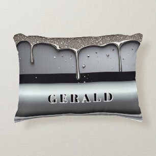 Flüssiges Metall tropft über silberne Chromoberflä Dekokissen