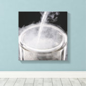 Flüssigstickstoff, der in eine Dewar-Flasche gegos Leinwanddruck (Insitu (Holzboden))