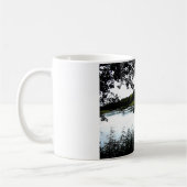 Flussufer mit Bäumen und Foto mit Schilf Kaffeetasse (Links)