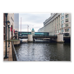 Flussufer und Architektur im Zentrum von Milwaukee Fotodruck