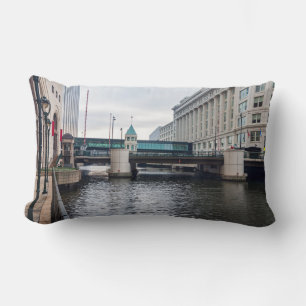 Flussufer und Architektur im Zentrum von Milwaukee Lendenkissen