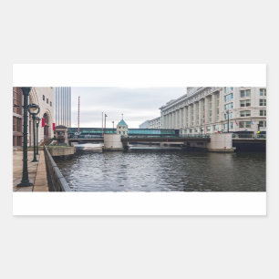 Flussufer und Architektur im Zentrum von Milwaukee Rechteckiger Aufkleber