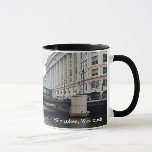 Flussufer und Architektur im Zentrum von Milwaukee Tasse (Rechts)