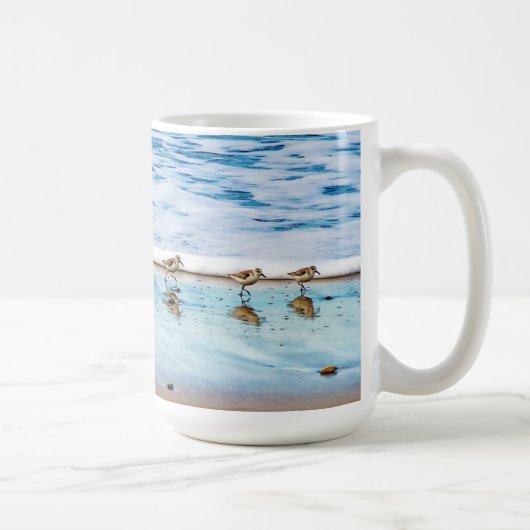 Flussuferläufer, die entlang den Strand laufen Kaffeetasse (Rechts)