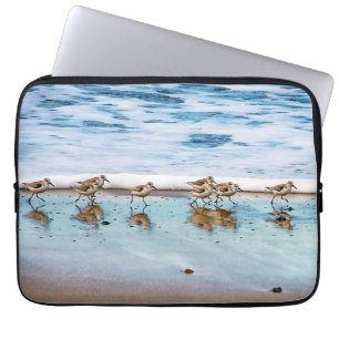 Flussuferläufer, die entlang den Strand laufen Laptopschutzhülle
