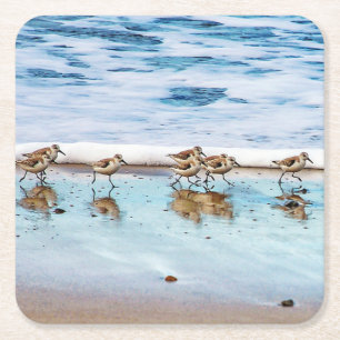 Flussuferläufer, die entlang den Strand laufen Rechteckiger Pappuntersetzer