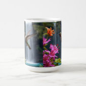 "Flüstern der Natur: Hummingbird, Wasserfall Kaffeetasse (Mittel)