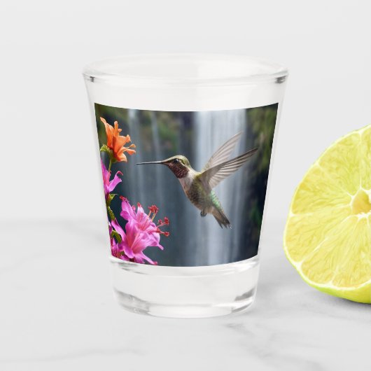 "Flüstern der Natur: Hummingbird, Wasserfall Schnapsglas (Vorderseite)