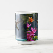 "Flüstern der Natur: Kolibri, Wasserfall Kaffeetasse (Mittel)
