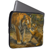 Flüstern im Wald - Tiger und Cub im Wald Laptopschutzhülle (Vorne Rechts)