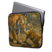 Flüstern im Wald - Tiger und Cub im Wald Laptopschutzhülle (Vorderseite Links)