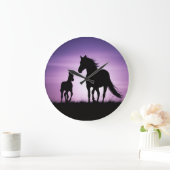 Flüstern unter der violetten Uhr (Zuhause)