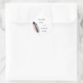 Flüstern von Grace Feathered Elegance Minimalismus Runder Aufkleber (Tasche)