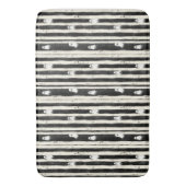 Flüstern zwischen den Streifen: Ein geistvoller Re Badematte (Vorderseite Vertikal)