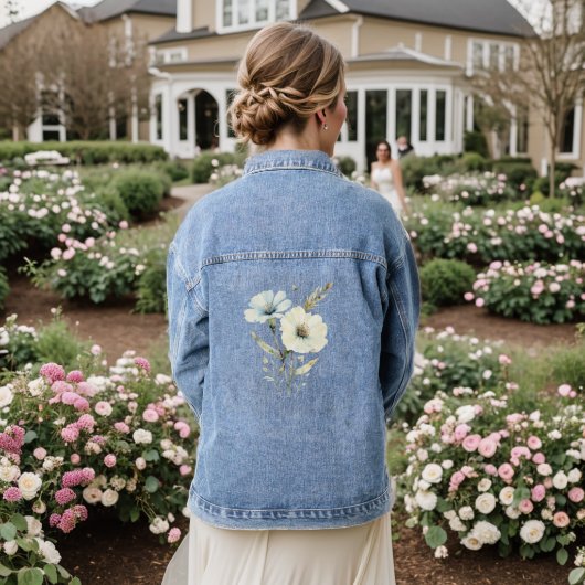 Flüsternde Blütenblätter: Sanfte blaue und cremefa Jeansjacke (Hochzeit Rückseite)