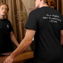 Fly First Frag Fragen Später Spaß Vater Joke Funny T-Shirt