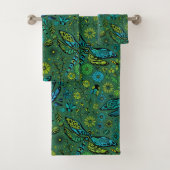 Fly, fly draquelly on emerald green badhandtuch set (Insitu)