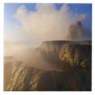 Fly Geyser mit schneebedeckter Granite Range Fliese